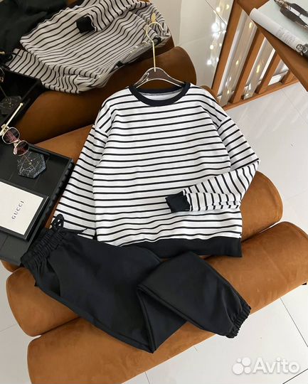 Спортивный женский костюм