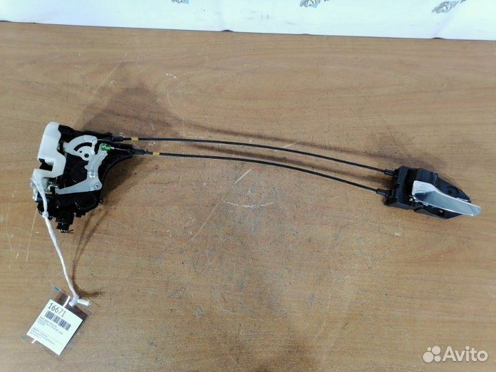 Замок двери передний левый Mitsubishi Delica D:5