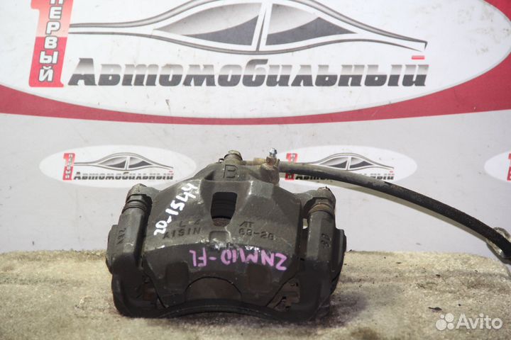 Суппорт перед лево c Toyota Isis ZNM10G 1ZZ-FE