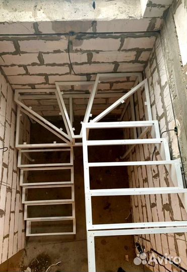 Металлические лестницы с поворотом