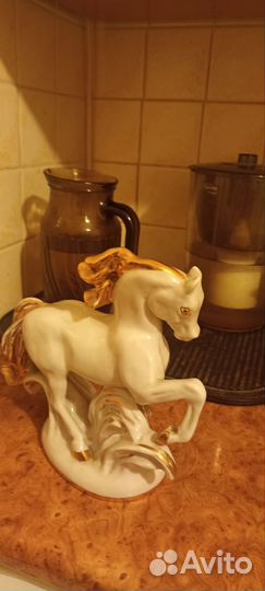 Фарфоровый конь