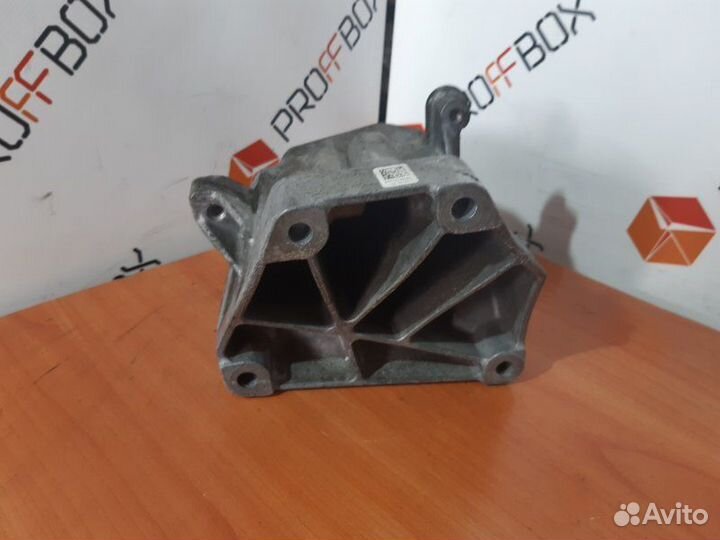 Кронштейн двигателя левый Mercedes C-Class W204