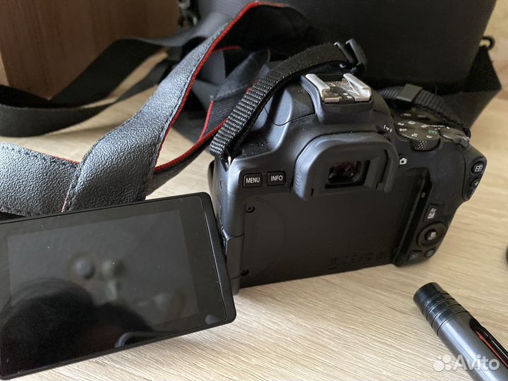 Зеркальный фотоаппарат Canon 250D