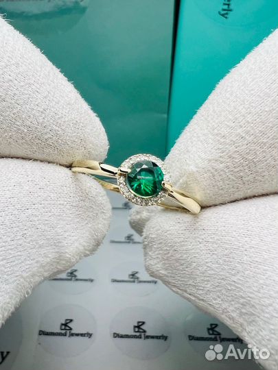 Золотое кольцо с изумрудом и бриллиантами