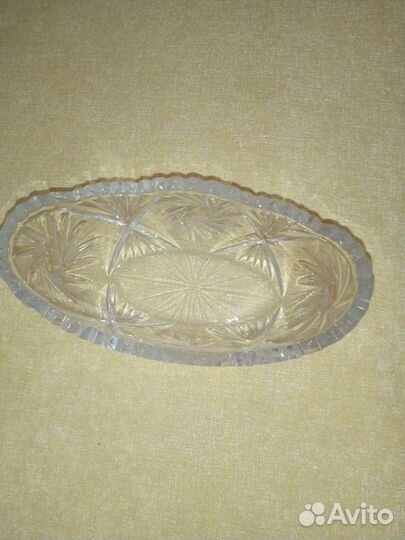 Хрустальная ваза и столовые приборы прошлого века