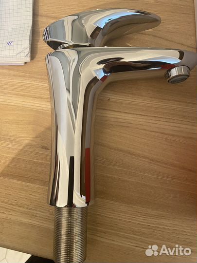 Смеситель на раковину в ванной
