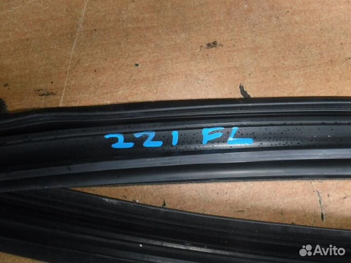 Уплотнитель стекла двери Mercedes W212 E Class