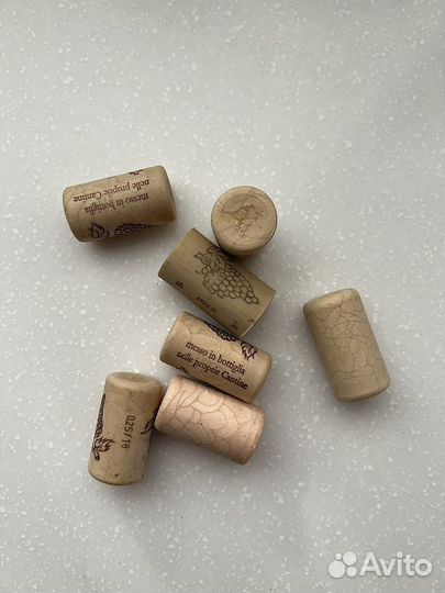 Пробки шампанского и вина