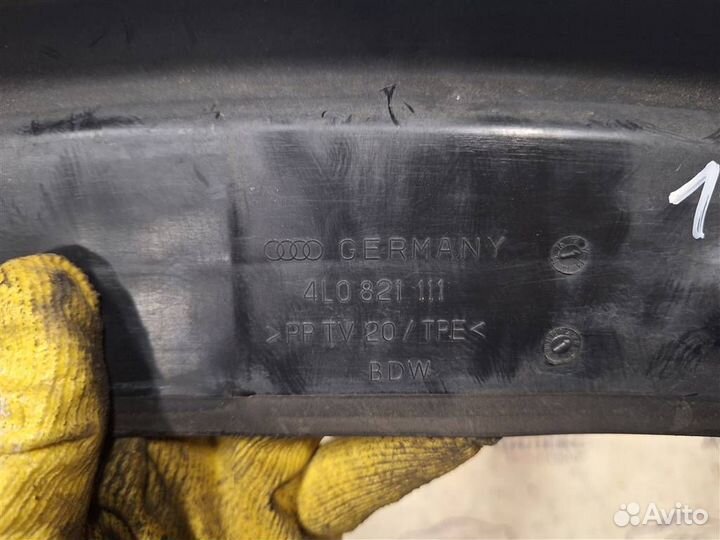 Пыльник левого крыла Audi Q7 2005