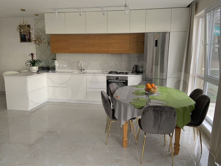 Дом 199 м² на участке 5 сот.