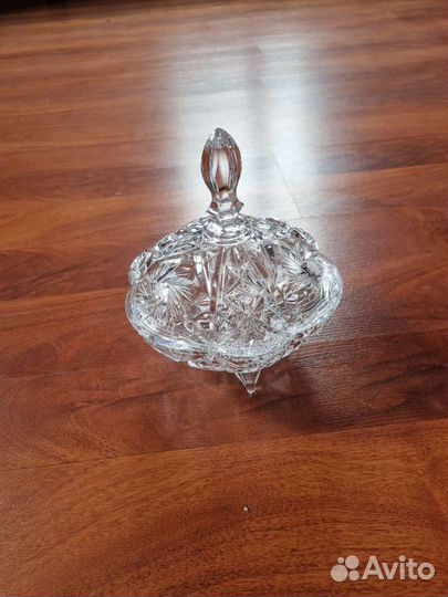 Хрустальная сахарница с крышкой