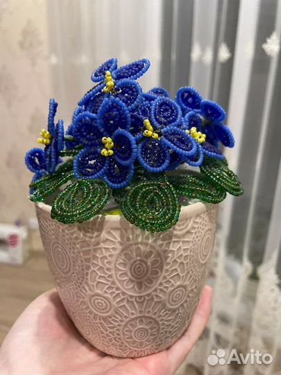 Цветок (фиалка) из бисера в горшке