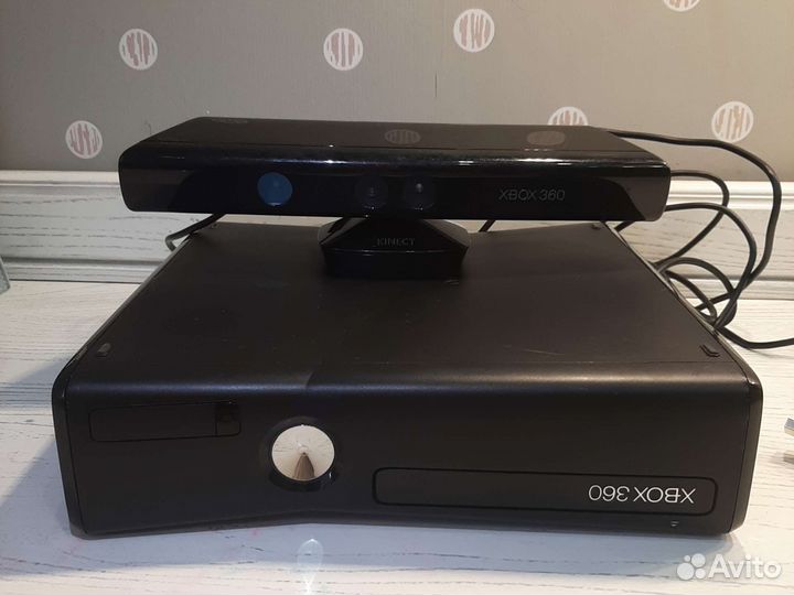 Xbox 360 с 2 джойстиками и играми