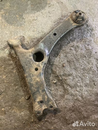 Передний левый рычаг toyota corolla verso