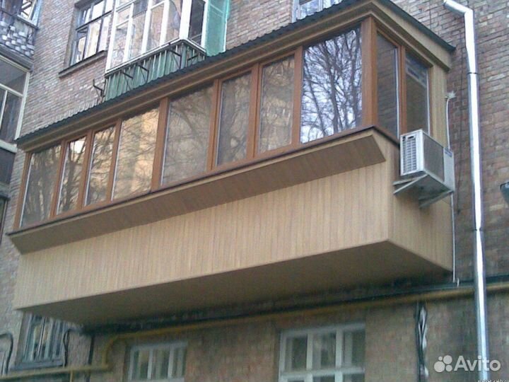 Балкон под дерево