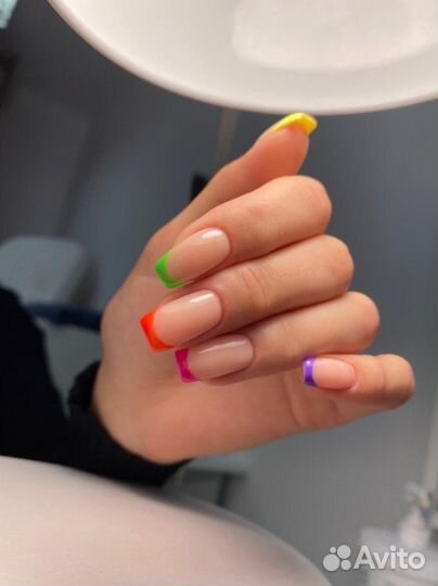 Маникюр и педикюр в салоне