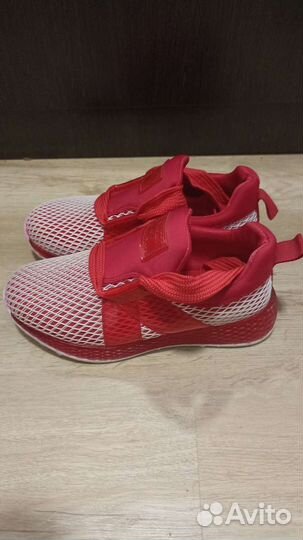 Кроссовки женские