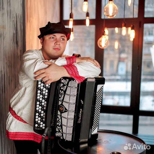 Диджей с оборудованием