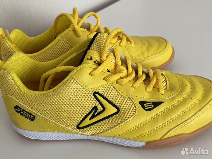 Кроссовки demix 40 футбольные для зала