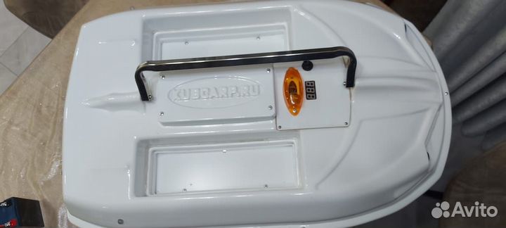 Прикормочный кораблик с эхолотом