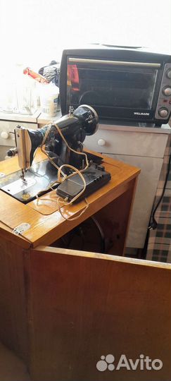 Швейная машинка,ножная с эл.приводом.с тумбой