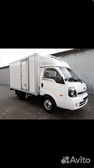 Водитель на своем рефрижераторе