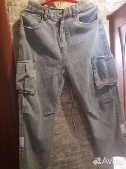 Джинсы трубы сидят на бедрах