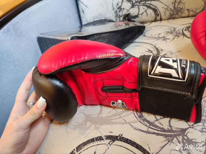 Боксерские перчатки и шлем