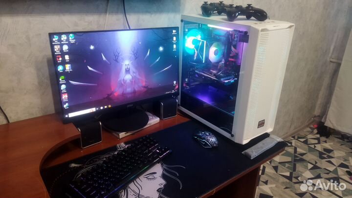Игровой компьютер с монитором и клавиатурой