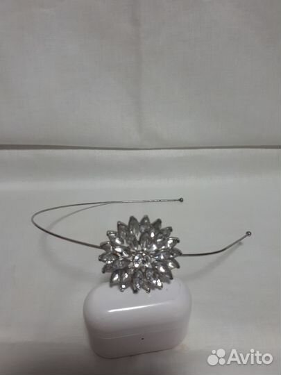 Ободок для волос со стеклянными вставками