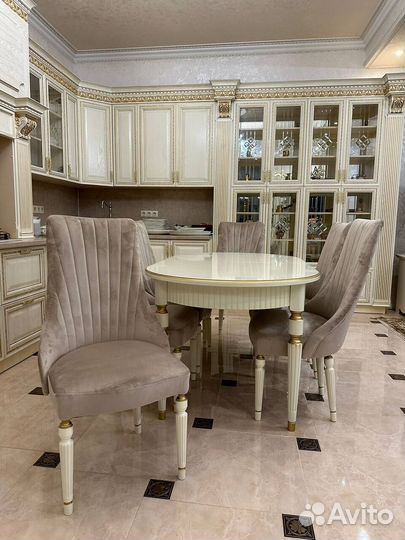 В наличии стол