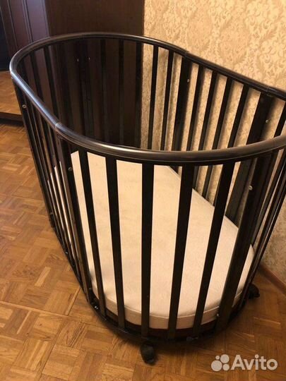 Детская кроватка с маятником
