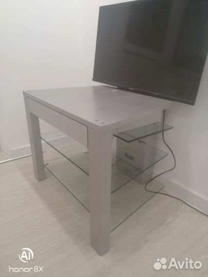 Стеклянная тумба под тв