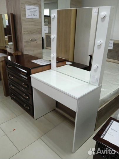 Столик туалетный