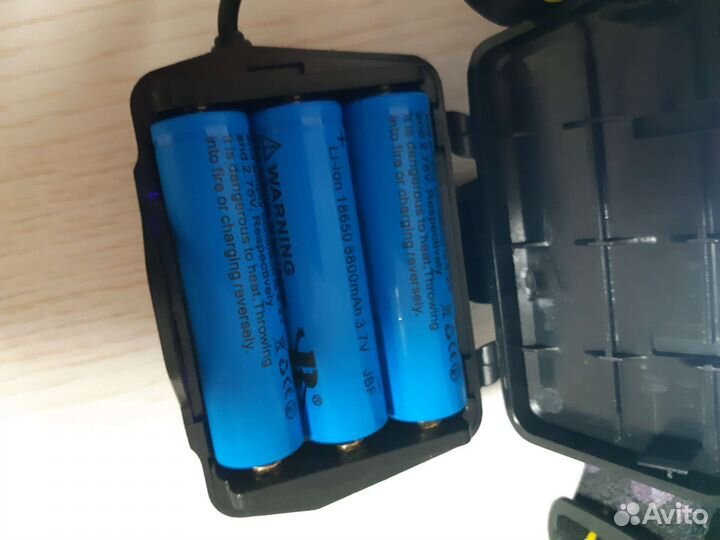 Мощный налобный фонарь на три аккумулятора Zoom