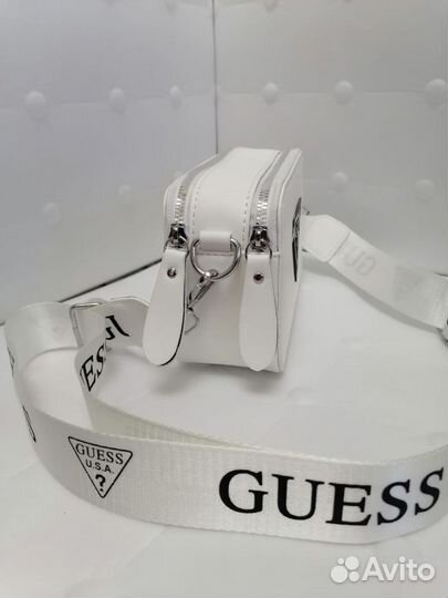 Ослепительно белая сумка guess с черным логотипом