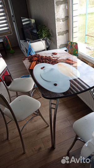 Стол и стулья