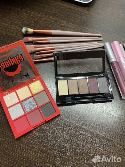 Набор косметики мало б/у кисти новые тени