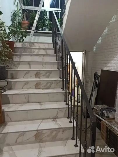 Ступени и поручни из массива под заказ