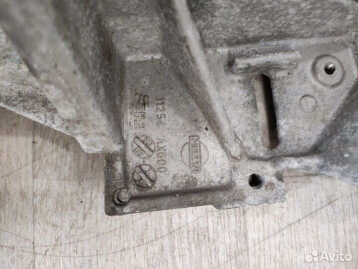 Кронштейн опры МКПП левый Nissan Note E11 (1.4)