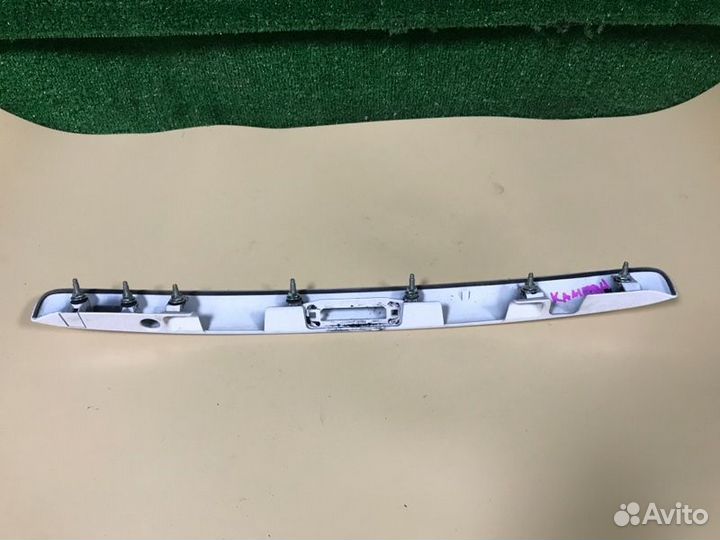 Накладка крышки багажника Toyota Avensis AZT250