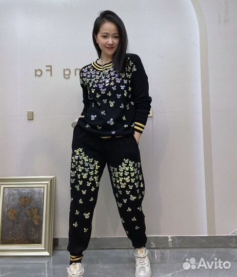 Костюм спортивный шикарный вязанный в стразах