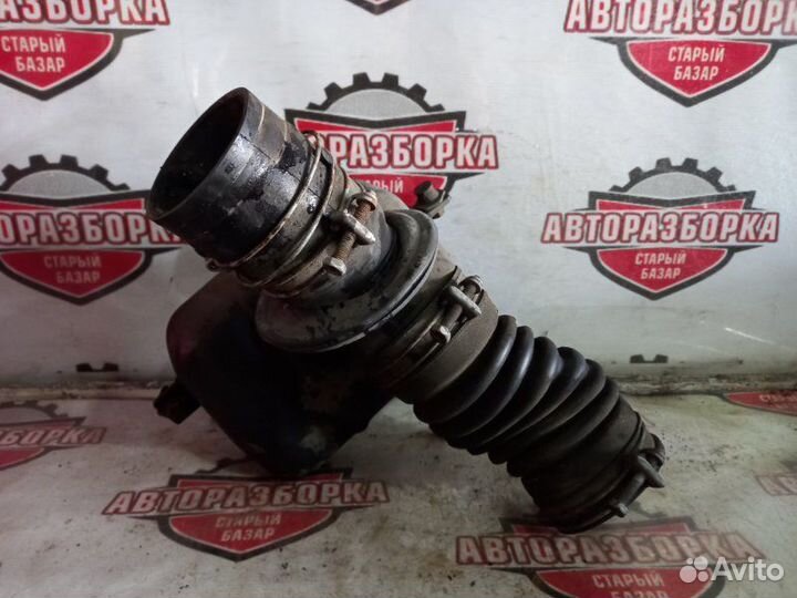 Патрубок воздушного фильтра Toyota Hiace LH129 3L