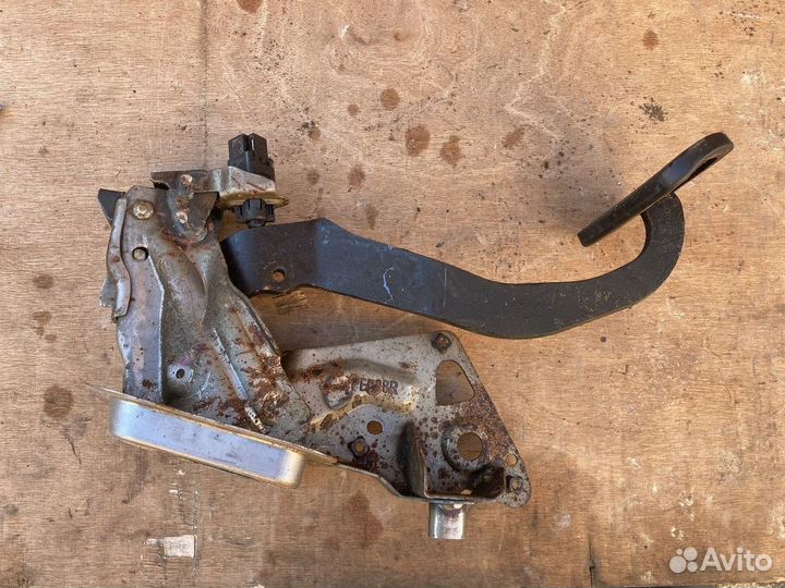 Педаль тормоза Nissan Tiida 2004-2012г