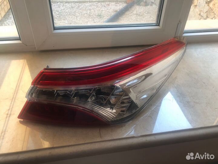 Фонарь задний правый toyota camry 70