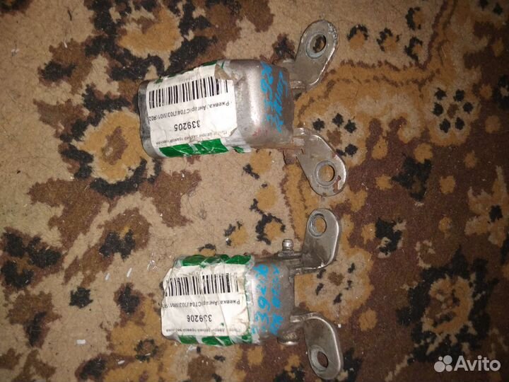 Петля дверная задняя правая Ford Escape 2005