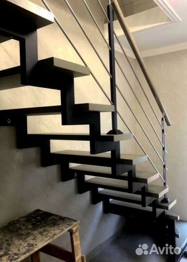 Лестница Г-образная с поворотными ступенями