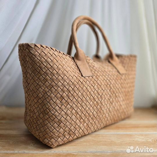 Сумка тоут Bottega Veneta плетёная замша песочная