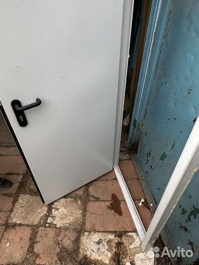 Дверь металлическая (левое открывание)