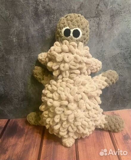 Вязаный барашек ручной работы из плюшевой пряжи